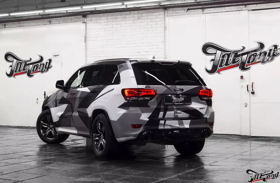 Jeep SRT8. Разработка дизайн-проекта камуфляжа, печать и нанесение на кузов.